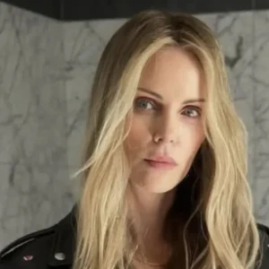 Charlize Theron revela que mãe matou o pai para salvá-las de ataque