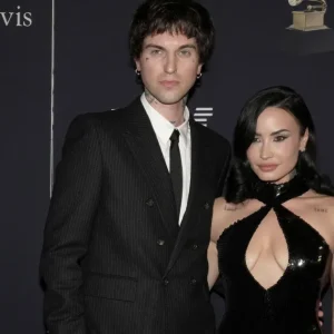 Marido lamenta perder primeiro aniversário de casamento com Demi Lovato