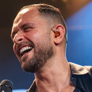 Diogo Nogueira mostra bastidores de transplante capilar; veja vídeo