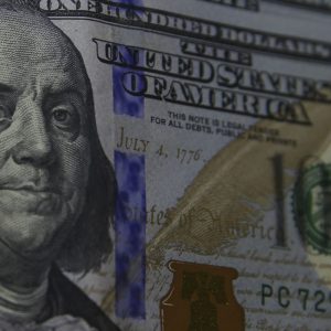 Dólar cai a R$ 5,06, e bolsa bate recorde com alívio no Oriente Médio