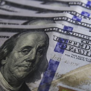 Ibovespa cai e dólar fecha estável em dia de tensão externa