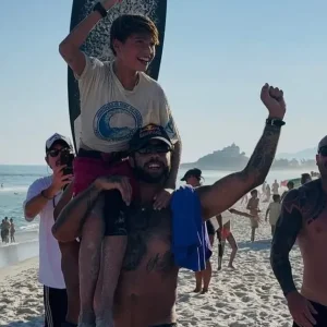 Filho de Pedro Scooby vence 1º torneio de surfe e recebe elogio de Medina
