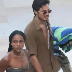 Tiago Iorc e Duda Santos são flagrados em clima de romance na praia; veja