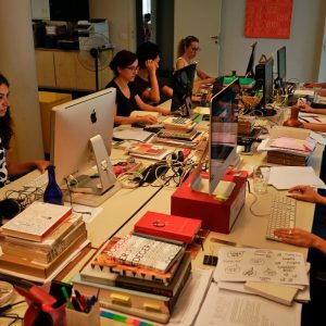 Emprego feminino aumenta 11%, mas desigualdade salarial persiste