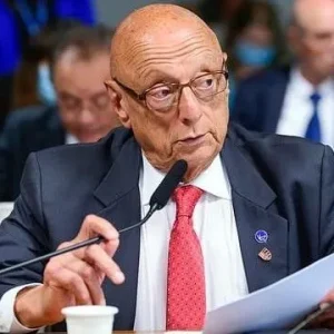 Senador diz que “não é republicano” indicar “jovens” para o STF