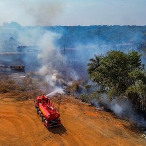 Mais de 90 mil moradias em MT descartam lixo por meio de queima