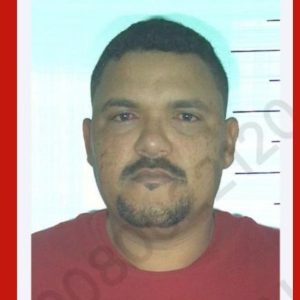 Homem é preso escondido em matal após atirar contra grupo em bar