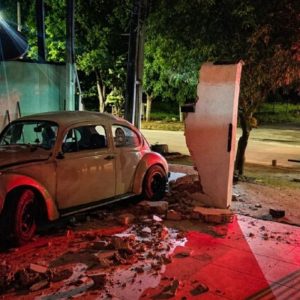 Fusca perde freio, destrói muro de casa e deixa mulher ferida em MT