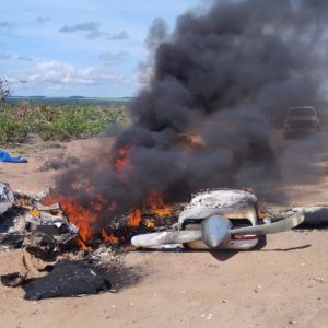 Avião de pequeno porte cai e explode em estrada rural de Mato Grosso