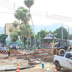 Rompimento de adutora interdita trecho da Avenida 13 de Junho em Cuiabá