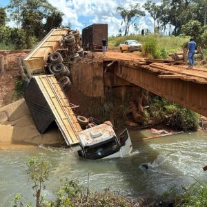 Ponte de rodovia em MT é interditada após caminhão cair em córrego