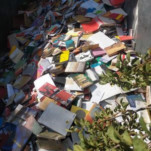 Prefeitura de Osasco joga no lixo livros de biblioteca municipal