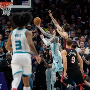 Hornets vencem Heat na prorrogação e avançam no play-in