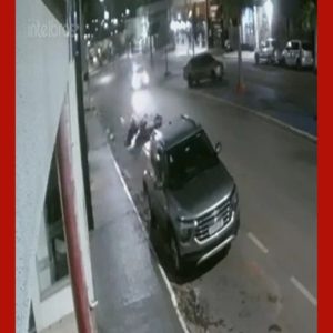 Motociclista fica em estado grave após perder controle da direção e bater em carro estacionado em MT; vídeo