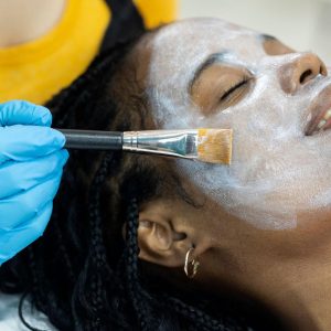 A ciência por trás das modas bizarras de tratamentos de pele, de sêmen de salmão a cocô de passarinho