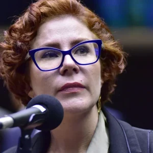 Defesa de Zambelli recorre de decisão que autorizou extradição ao Brasil