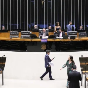 Com apoio de Hugo, CCJ vota PEC que prevê o fim da escala 6×1 nesta quarta