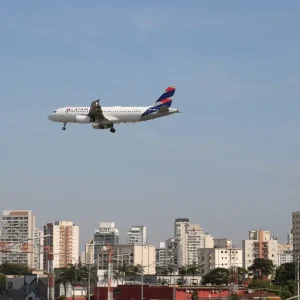 Cade investiga possível alinhamento de preços entre Latam e Gol
