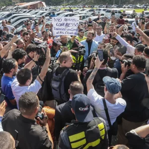 Motoristas protestam contra regulamentação do serviço por aplicativo