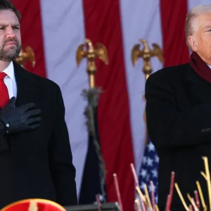 EUA ampliam pressão sobre petróleo do Irã em busca de acordo “definitivo”