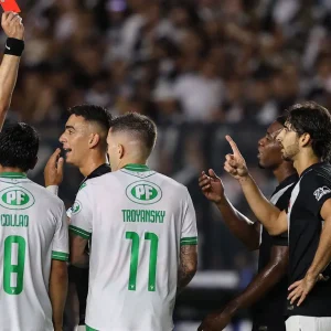 Jovem do Vasco é expulso por falta que ele mesmo sofreu; veja o lance