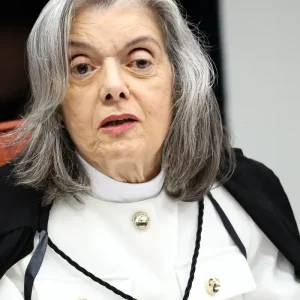 Cármen Lúcia vota para condenar Eduardo Bolsonaro por difamação