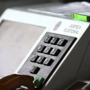 Onze governadores renunciam para disputar eleições de outubro