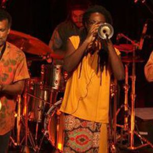 Cena Musical exibe show que celebra dez anos da banda Afrojazz