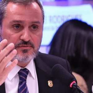 Polícia Federal retira credenciais de agente de imigração dos EUA