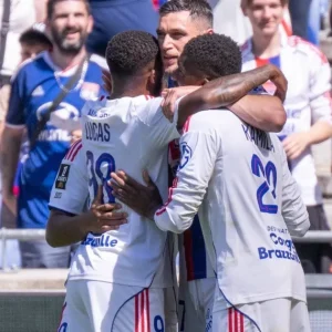 Endrick carimba a trave, mas passa em branco na vitória do Lyon na Ligue 1