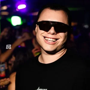 Influenciador agredido em festa universitária sai do coma