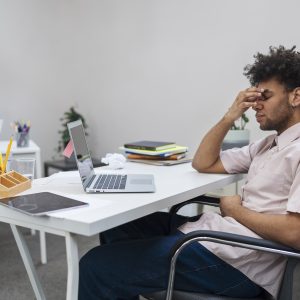 Jornadas longas, insegurança e assédio no trabalho causam mais de 840 mil mortes por ano, diz OIT