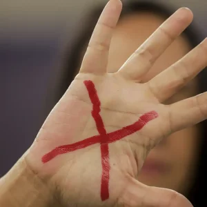 Audiência de jovem esfaqueada 15 vezes será realizada dia 15 de abril