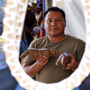 Indígenas relatam que desmatamento impacta produção de cocares