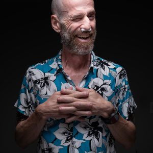 ‘Não vou faltar no meu’: homem com câncer terminal organiza festa para o próprio velório (em vida)