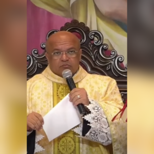 A fofoca é uma desgraça”: padre faz missa diferente para “fofoqueiros