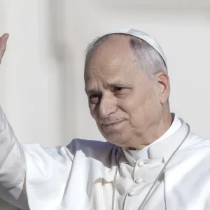 Após críticas de Trump, papa diz que vai continuar protestos contra guerra