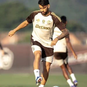 Flamengo e Bahia duelam por posições no Campeonato Brasileiro