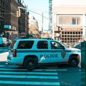 Veículo atropela pedestres em desfile em Louisiana