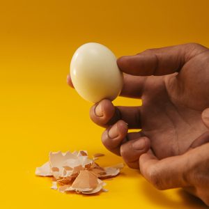 Metade dos brasileiros lava carne antes de cozinhar, aponta USP; entenda por que hábito põe saúde em risco