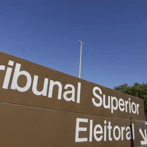 TSE retoma julgamento que pode cassar governador de Roraima