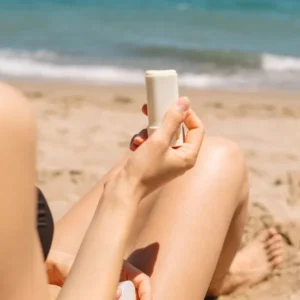 Protetor solar em bastão: veja os pontos de atenção ao usar
