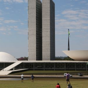 Alcolumbre fatia votação do PL da Dosimetria; governo denuncia manobra