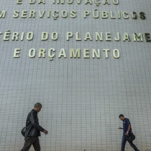 Gasto com pessoal e benefícios fiscais terão limite a partir de 2027