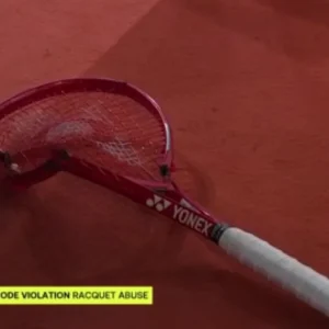 João Fonseca sofre quebra no terceiro set e destrói raquete em Madri; veja