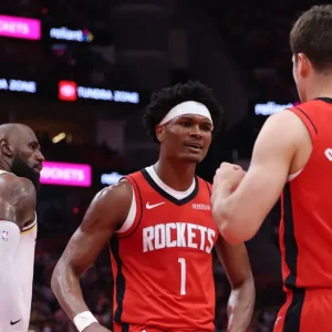 Rockets vencem Lakers, cortam vantagem e evitam eliminação na NBA