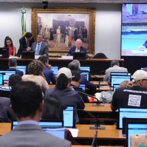 Fim de escala 6×1 avança, mas debate sobre custo e transição se intensifica