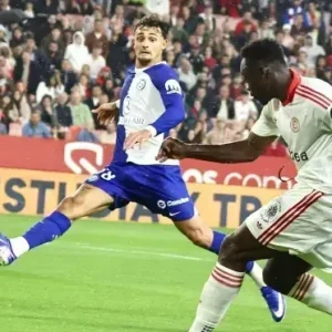 Simeone muda dez jogadores, e Atlético de Madrid perde para o Sevilla