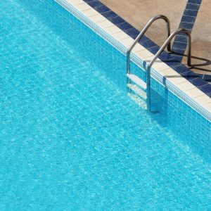 Mulher é encontrada morta dentro de piscina em espaço de festas em MT