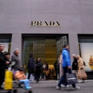 Após críticas, Prada lança linha de sandálias em parceria com a Índia